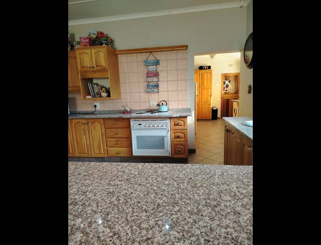 4 BEDROOM FREEHOLD FOR SALE IN HUTTENHEIGHTS